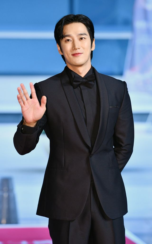 「マイネーム：偽りと復讐」アン・ボヒョンの指ハートにキュン！（3枚目）