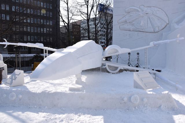 Xウイングに乗れる『スター・ウォーズ』巨大雪像！さっぽろ雪まつり（3枚目）
