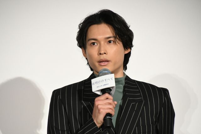 SixTONES松村北斗、上白石萌音に監督からサプライズ！『夜明けのすべて』公開記念舞台挨拶（3枚目）