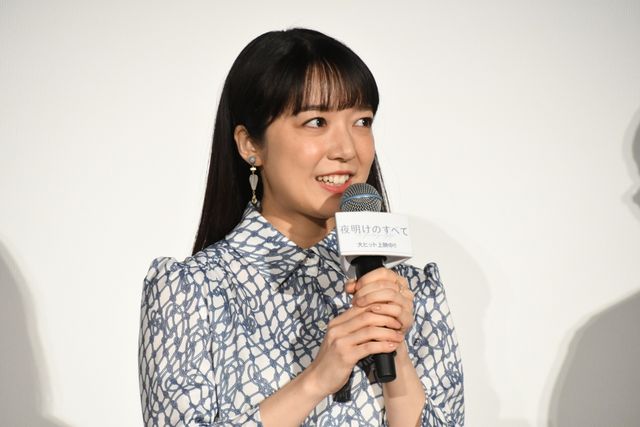 SixTONES松村北斗、上白石萌音に監督からサプライズ！『夜明けのすべて』公開記念舞台挨拶（6枚目）