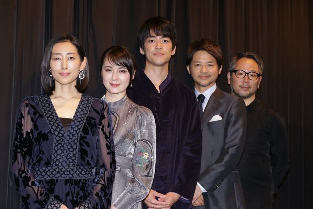 貫地谷しほり、ゴージャスなグレーの衣装で登場！映画『望郷』初日舞台あいさつ：フォトギャラリー