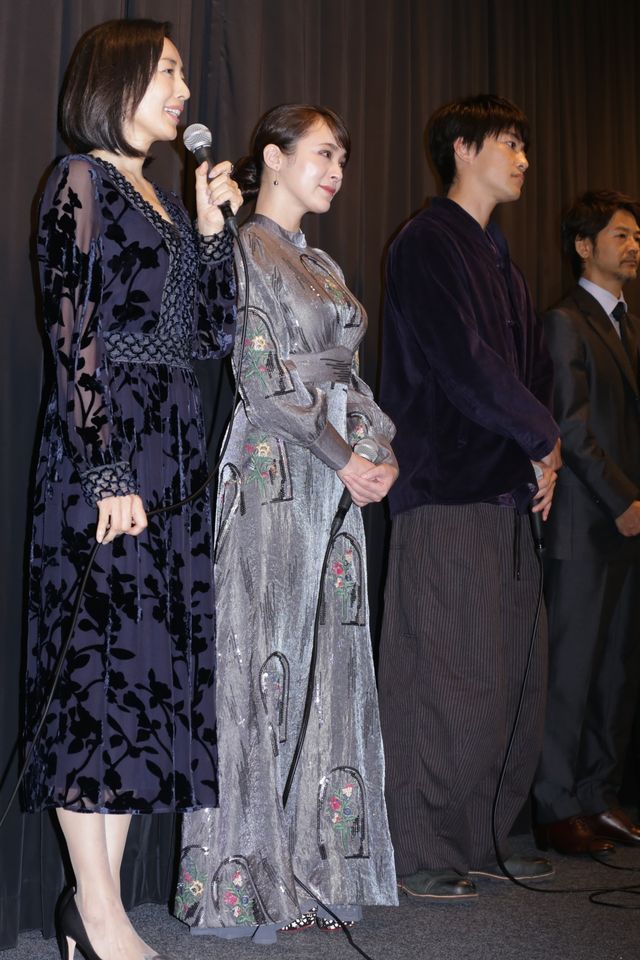 貫地谷しほり、ゴージャスなグレーの衣装で登場！映画『望郷』初日舞台あいさつ（2枚目）