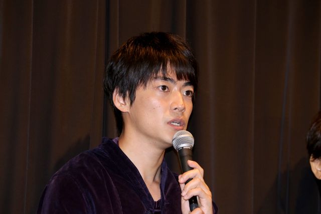 貫地谷しほり、ゴージャスなグレーの衣装で登場！映画『望郷』初日舞台あいさつ（6枚目）