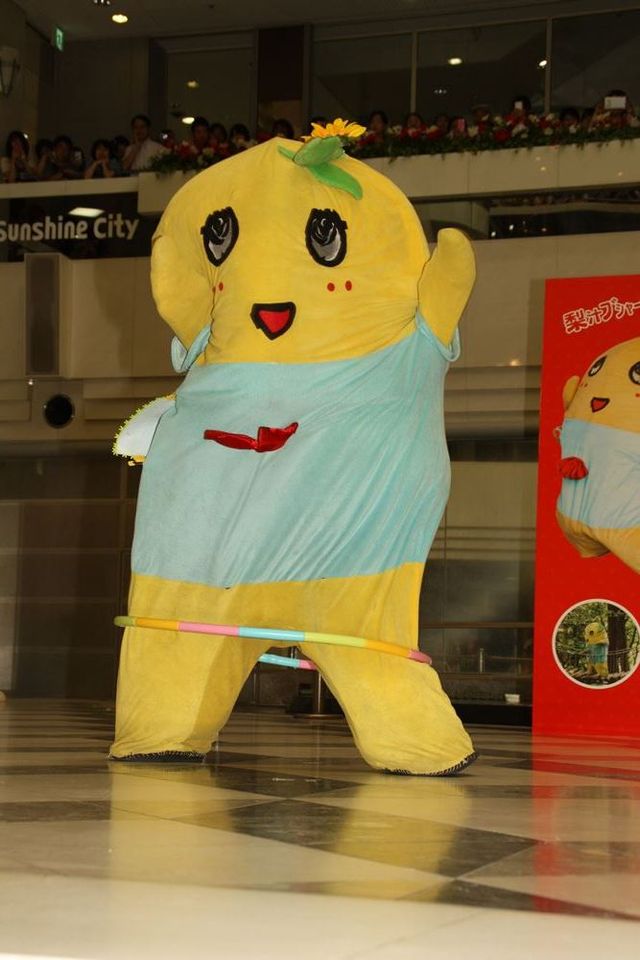 ふなっしーが飛ぶ！横になる！「ふなのみくす」発売記念イベント写真ギャラリー（2枚目）