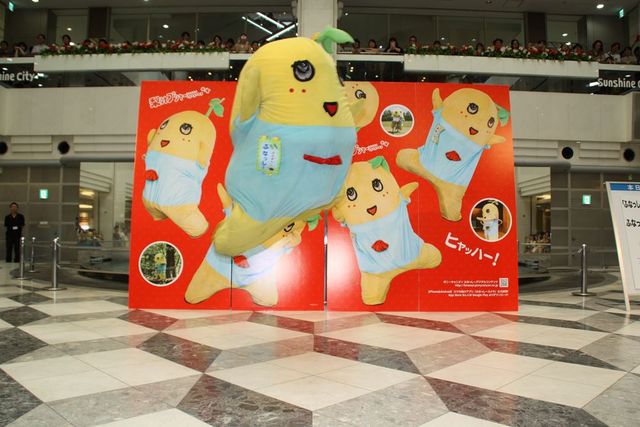 ふなっしーが飛ぶ！横になる！「ふなのみくす」発売記念イベント写真ギャラリー（6枚目）