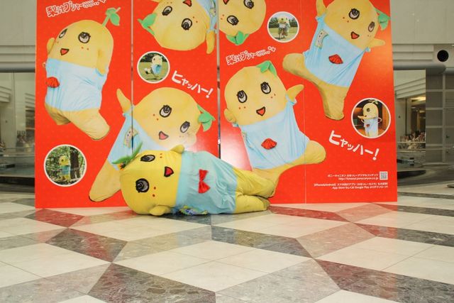 ふなっしーが飛ぶ！横になる！「ふなのみくす」発売記念イベント写真ギャラリー（7枚目）