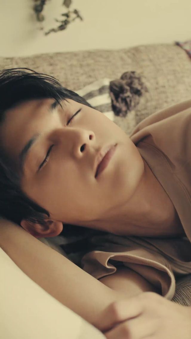 吉沢亮、寝顔も美しすぎ！ロッテ・ガーナアイスWEBムービーより（11枚目）