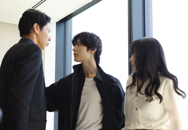 あやめ(麻生久美子)と凍也(塩野瑛久)が喪服のまま…「魔物」第2話場面写真(2枚目)
