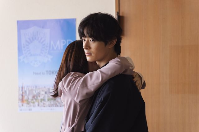 あやめ(麻生久美子)と凍也(塩野瑛久)が喪服のまま…「魔物」第2話場面写真(3枚目)