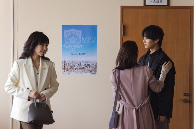あやめ(麻生久美子)と凍也(塩野瑛久)が喪服のまま…「魔物」第2話場面写真(4枚目)