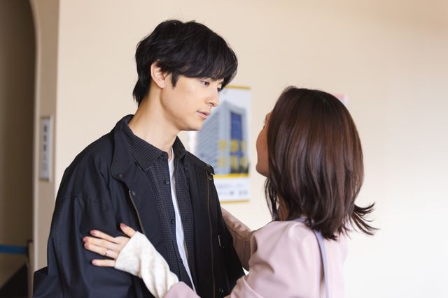 あやめ(麻生久美子)と凍也(塩野瑛久)が喪服のまま…「魔物」第2話場面写真(6枚目)