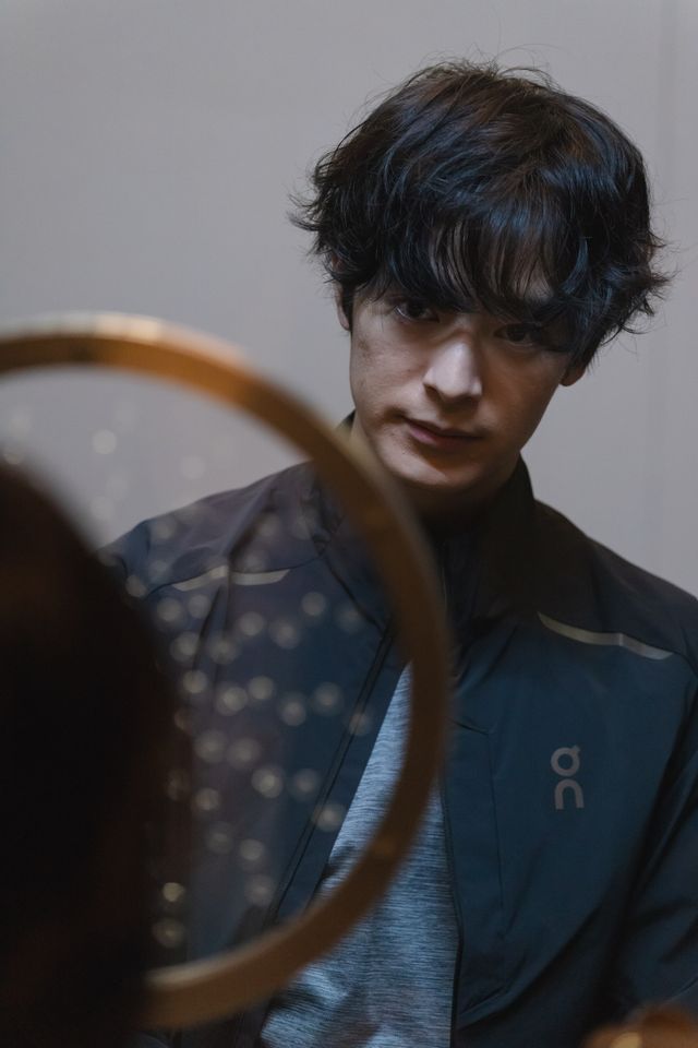 あやめ(麻生久美子)と凍也(塩野瑛久)が喪服のまま…「魔物」第2話場面写真(7枚目)