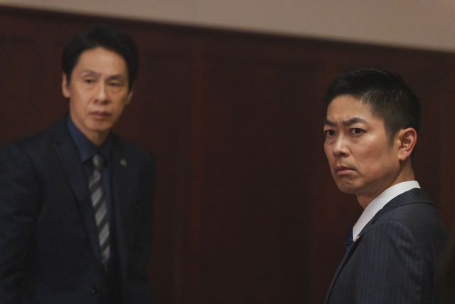 あやめ(麻生久美子)と凍也(塩野瑛久)が喪服のまま…「魔物」第2話場面写真(8枚目)