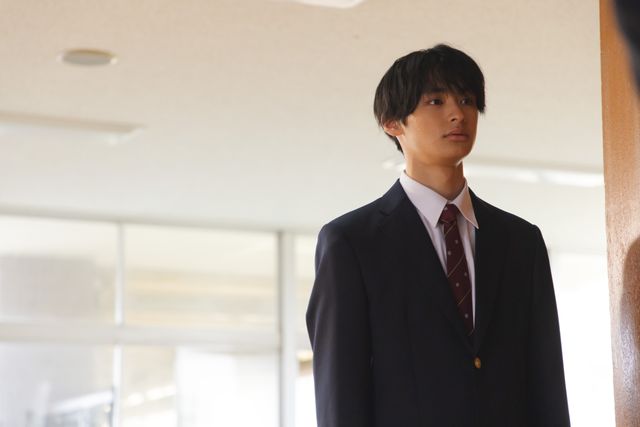 あやめ(麻生久美子)と凍也(塩野瑛久)が喪服のまま…「魔物」第2話場面写真(9枚目)