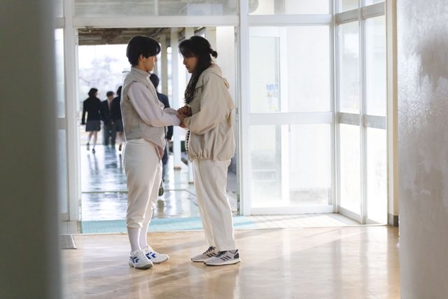 あやめ(麻生久美子)と凍也(塩野瑛久)が喪服のまま…「魔物」第2話場面写真(10枚目)