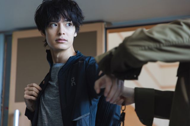 あやめ(麻生久美子)と凍也(塩野瑛久)が喪服のまま…「魔物」第2話場面写真(13枚目)