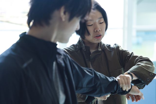 あやめ(麻生久美子)と凍也(塩野瑛久)が喪服のまま…「魔物」第2話場面写真(14枚目)