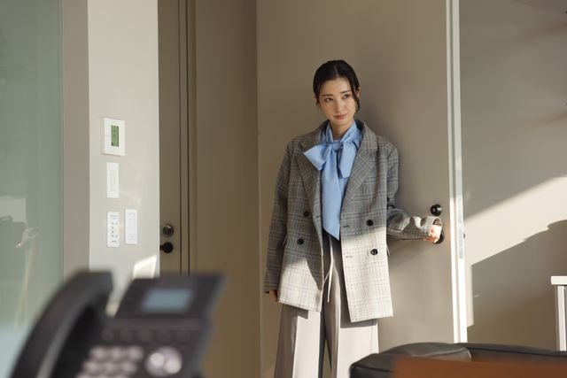 あやめ(麻生久美子)と凍也(塩野瑛久)が喪服のまま…「魔物」第2話場面写真(21枚目)