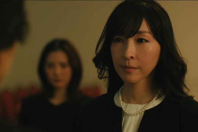 あやめ(麻生久美子)と凍也(塩野瑛久)が喪服のまま…「魔物」第2話場面写真(24枚目)