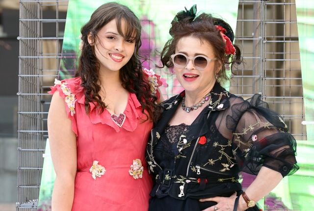 17歳の娘ネル・バートンと、ヘレナ・ボナム・カーター