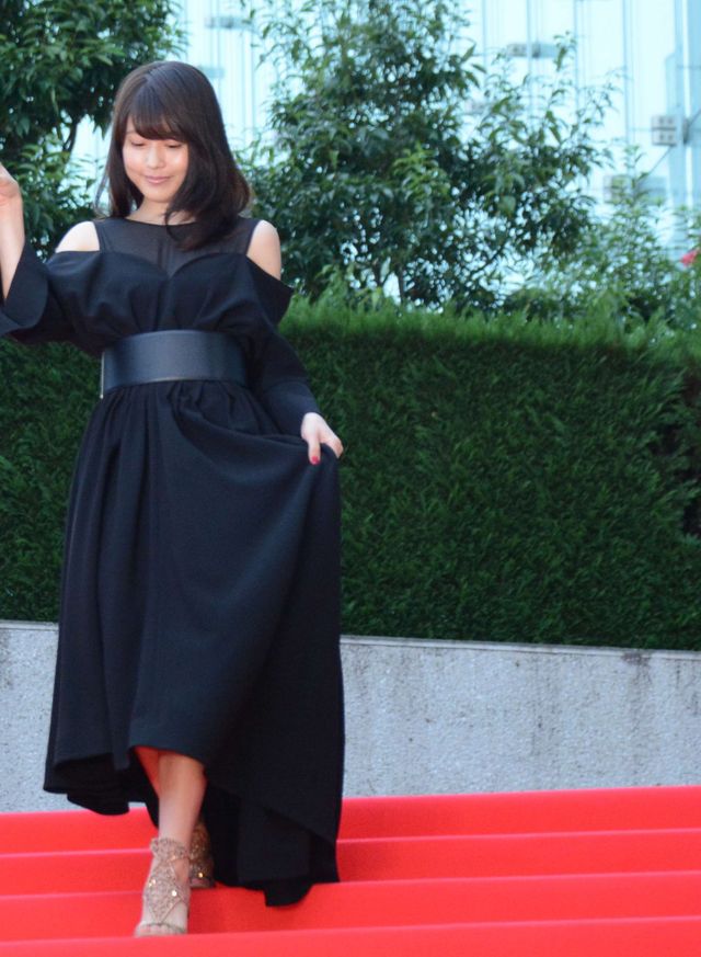 黒ドレスの有村架純、松本潤にエスコートされて登場！：フォトギャラリー