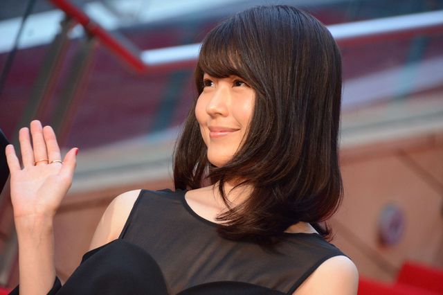 黒ドレスの有村架純、松本潤にエスコートされて登場！（11枚目）