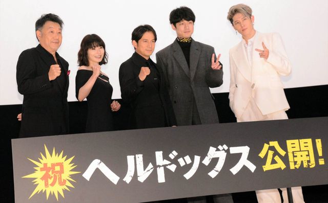 岡田准一、V6時代に見た景色を思い出す！『ヘルドッグス』公開記念舞台あいさつ：フォトギャラリー