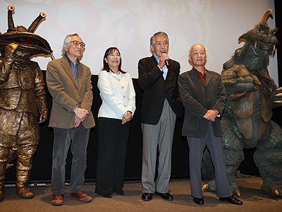 40年以上を経た復活への思いを語った飯島監督と主演の三人　出演怪獣のカネゴンとゴメスも応援に駆け付けた
