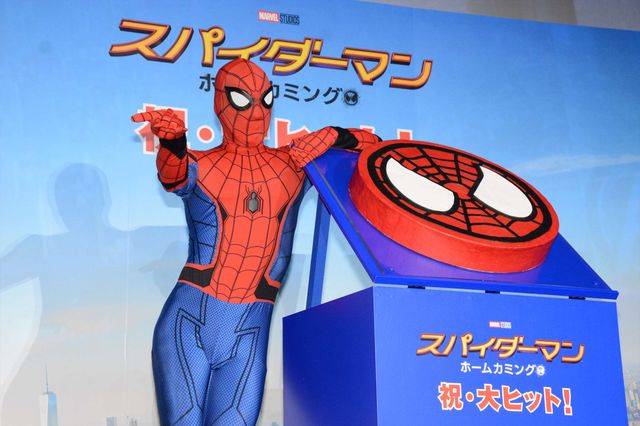スパイダーマン、関ジャニ∞に特製ケーキをサプライズプレゼント！：フォトギャラリー