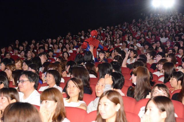 スパイダーマン、関ジャニ∞に特製ケーキをサプライズプレゼント！（6枚目）