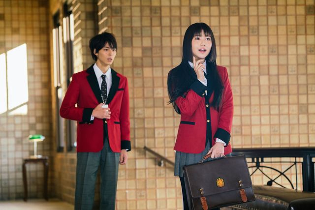 浜辺美波×森川葵、狂気のバトル…！ドラマ「賭ケグルイ」第2話場面写真：フォトギャラリー