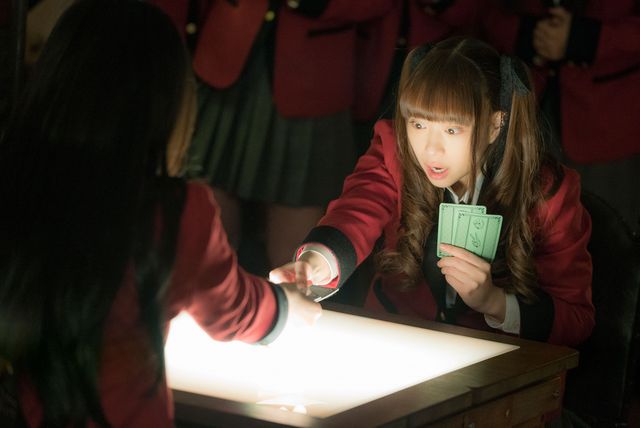 浜辺美波×森川葵、狂気のバトル…！ドラマ「賭ケグルイ」第2話場面写真（3枚目）