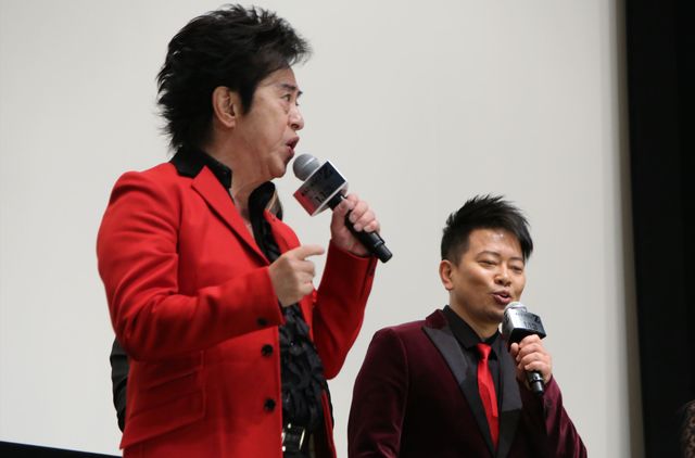 水木一郎アニキ（左）との同じ舞台に立つ幸せをかみしめる宮迫博之