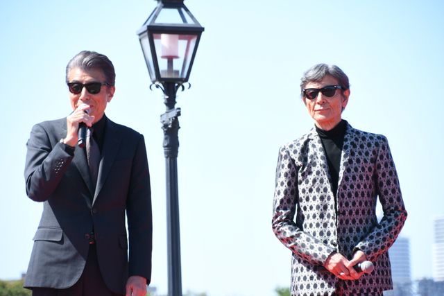 『あぶ刑事』浅野温子＆舘ひろしが手をつなぐ！レジェンドたちが横浜に凱旋（2枚目）