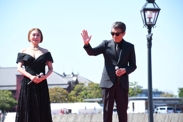 『あぶ刑事』浅野温子＆舘ひろしが手をつなぐ！レジェンドたちが横浜に凱旋（3枚目）