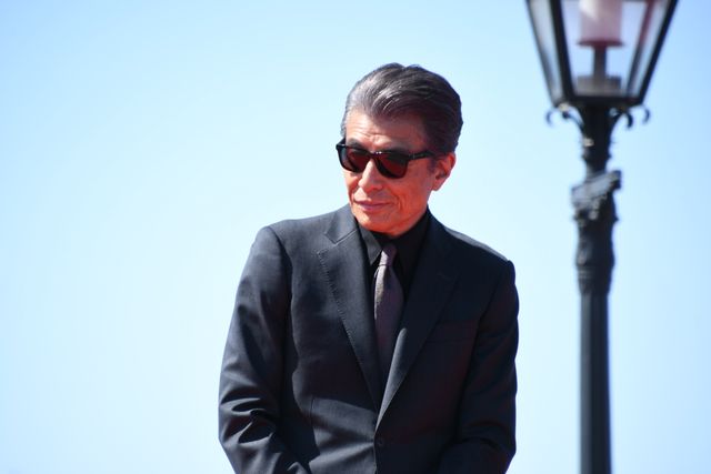 『あぶ刑事』浅野温子＆舘ひろしが手をつなぐ！レジェンドたちが横浜に凱旋（6枚目）