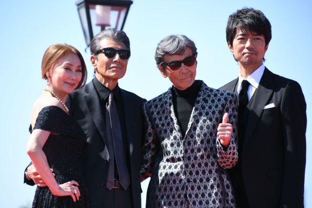 『あぶ刑事』浅野温子＆舘ひろしが手をつなぐ！レジェンドたちが横浜に凱旋（10枚目）