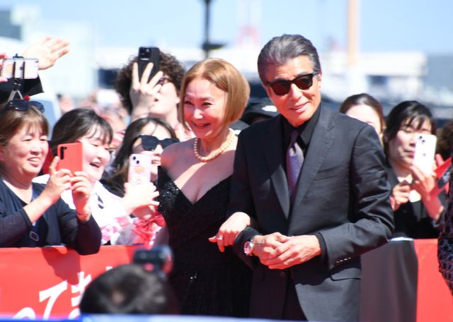 『あぶ刑事』浅野温子＆舘ひろしが手をつなぐ！レジェンドたちが横浜に凱旋（14枚目）