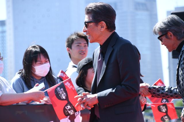 『あぶ刑事』浅野温子＆舘ひろしが手をつなぐ！レジェンドたちが横浜に凱旋（15枚目）