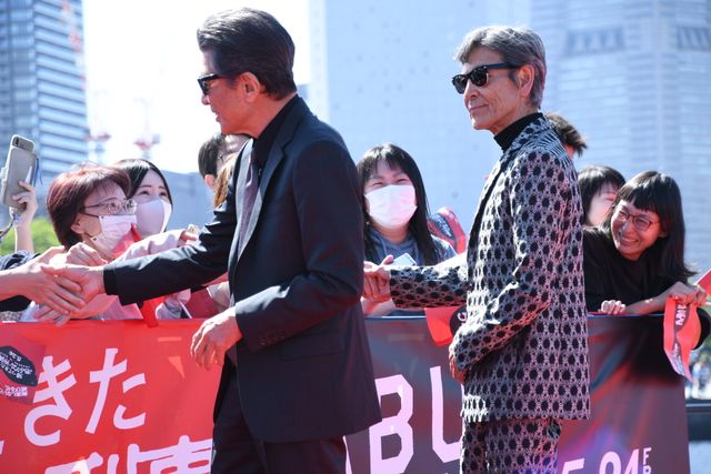 『あぶ刑事』浅野温子＆舘ひろしが手をつなぐ！レジェンドたちが横浜に凱旋（16枚目）