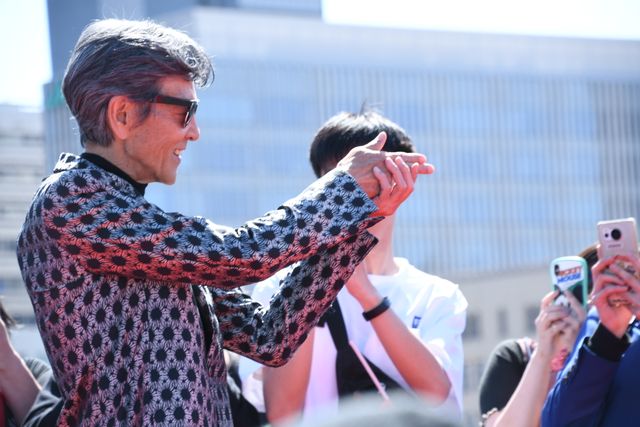 『あぶ刑事』浅野温子＆舘ひろしが手をつなぐ！レジェンドたちが横浜に凱旋（17枚目）