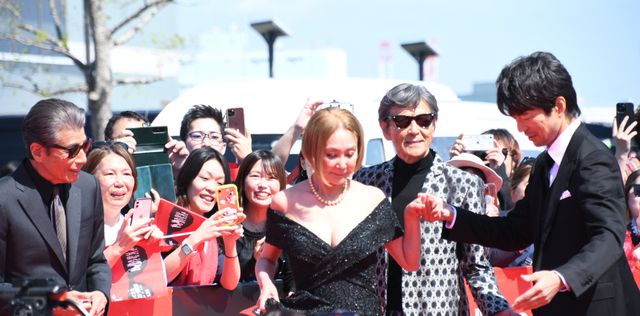 『あぶ刑事』浅野温子＆舘ひろしが手をつなぐ！レジェンドたちが横浜に凱旋（19枚目）