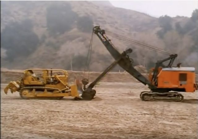 様子のおかしい展開で人気を獲得！カルト作『殺人ブルドーザー』（7枚目）