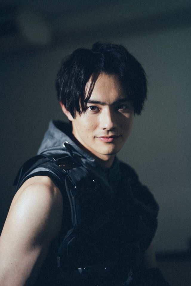 『劇場版 仮面ライダーリバイス バトルファミリア』前田拳太郎インタビューカット:フォトギャラリー