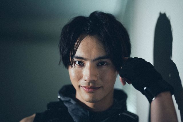 『劇場版　仮面ライダーリバイス　バトルファミリア』前田拳太郎インタビューカット（2枚目）