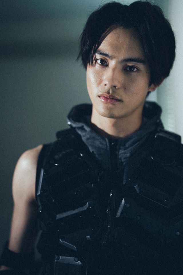 『劇場版　仮面ライダーリバイス　バトルファミリア』前田拳太郎インタビューカット（4枚目）