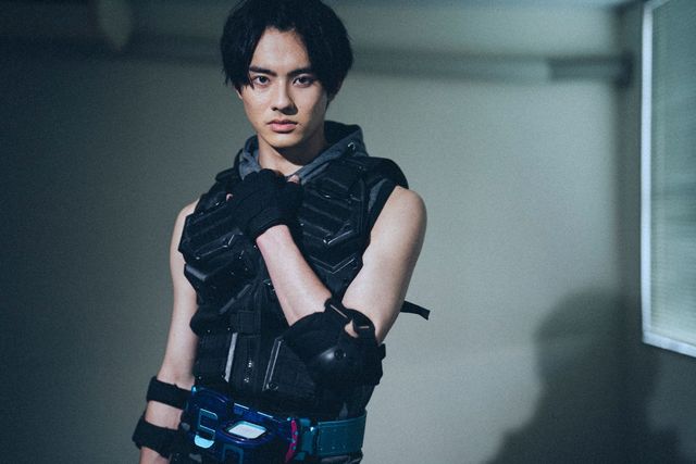 『劇場版　仮面ライダーリバイス　バトルファミリア』前田拳太郎インタビューカット（5枚目）