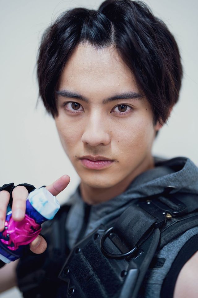 『劇場版　仮面ライダーリバイス　バトルファミリア』前田拳太郎インタビューカット（6枚目）