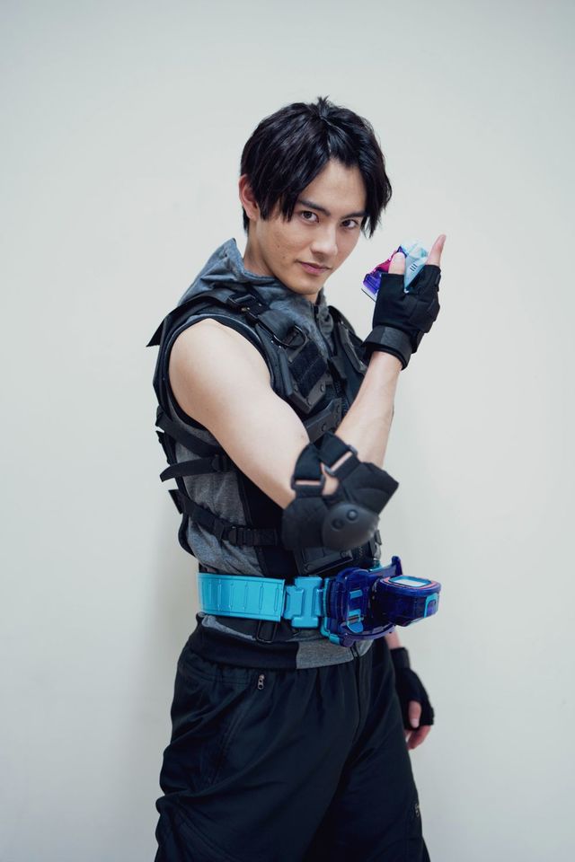 『劇場版　仮面ライダーリバイス　バトルファミリア』前田拳太郎インタビューカット（7枚目）