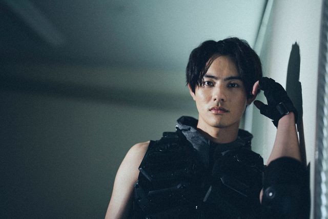 『劇場版　仮面ライダーリバイス　バトルファミリア』前田拳太郎インタビューカット（8枚目）